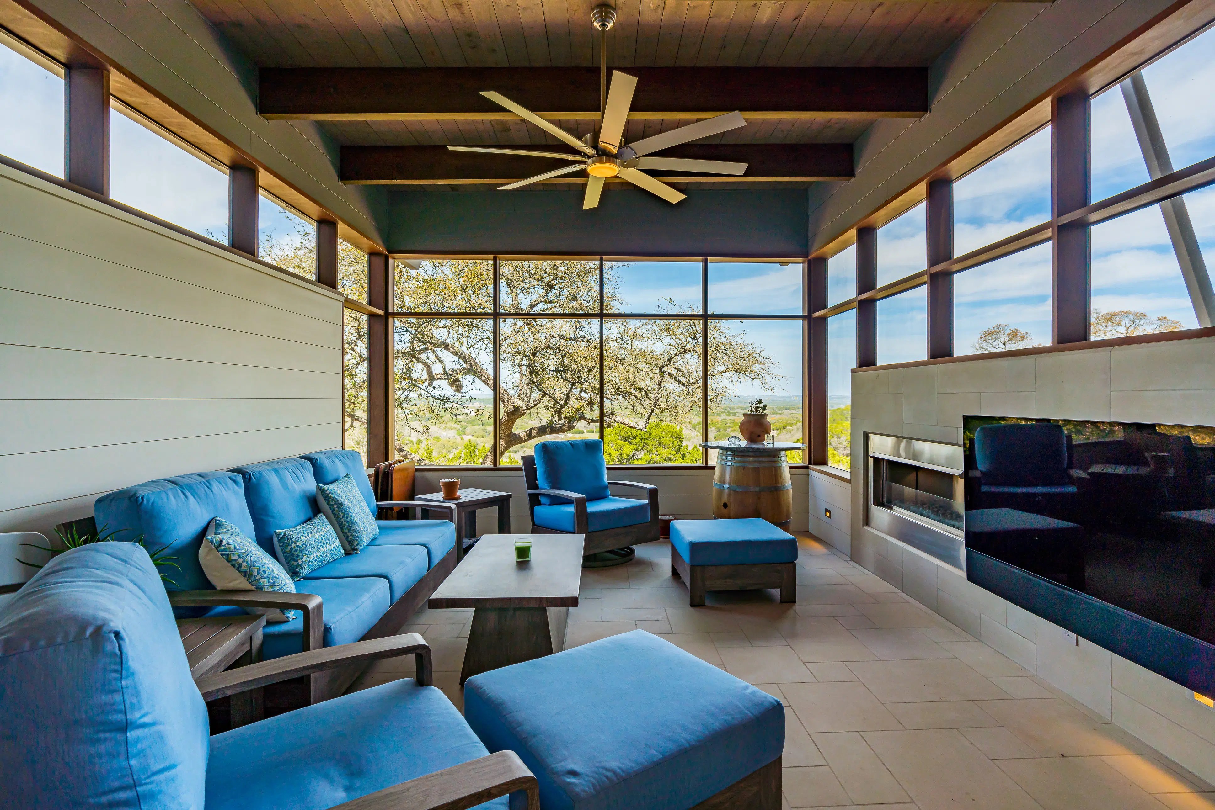 Skyview Independent - 6 Screened in porch