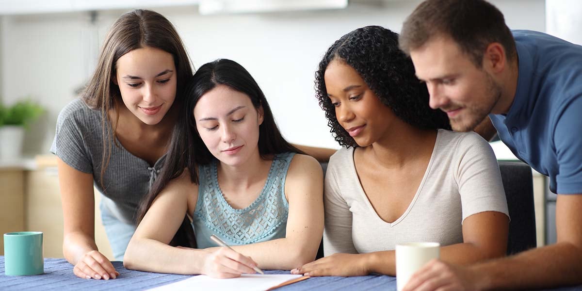 AdobeStock_1245919660 friends into frenemies